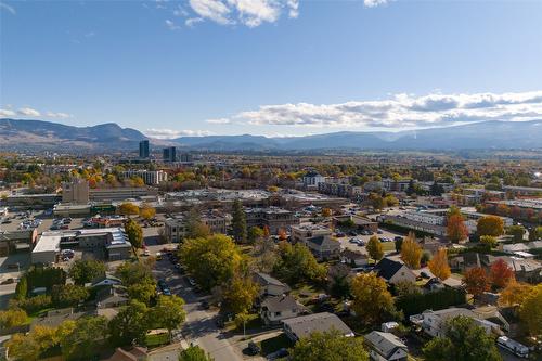 1025 Laurier Avenue, Kelowna, BC - Outdoor With View
