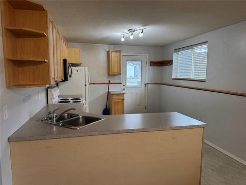 1025 Laurier Avenue, Kelowna, BC - Indoor Photo Showing Kitchen With Double Sink