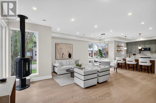 612 Tweedsmuir Avenue, Ottawa, ON - Indoor Photo Showing Living Room