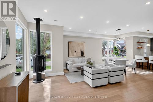612 Tweedsmuir Avenue, Ottawa, ON - Indoor Photo Showing Living Room
