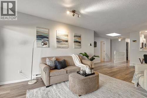 1765 Leckie Road Unit# 115, Kelowna, BC - Indoor Photo Showing Living Room