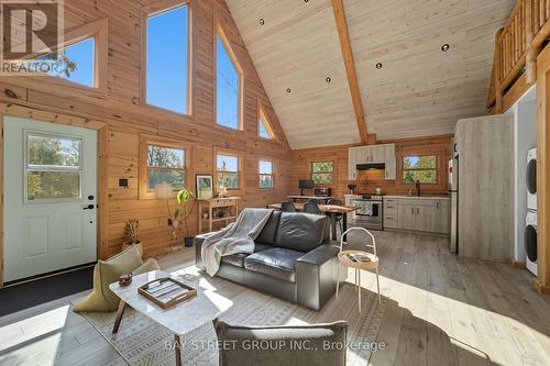 50 River Bend Drive, Kawartha Lakes, ON - Indoor Photo Showing Living Room