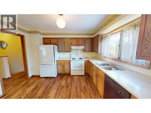 700 15Th Street S, Cranbrook, BC - Indoor Photo Showing Kitchen With Double Sink