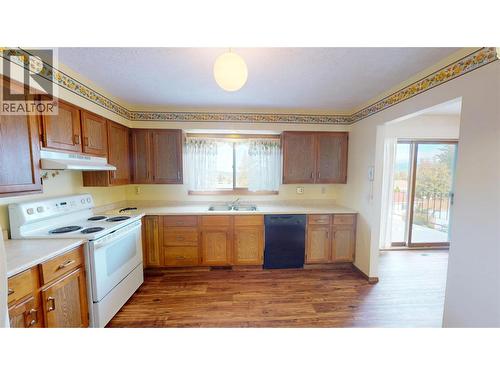 700 15Th Street S, Cranbrook, BC - Indoor Photo Showing Kitchen