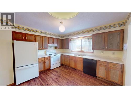 700 15Th Street S, Cranbrook, BC - Indoor Photo Showing Kitchen