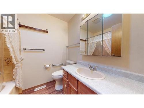 700 15Th Street S, Cranbrook, BC - Indoor Photo Showing Bathroom