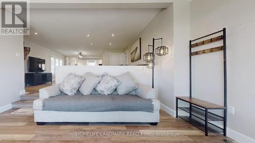 208 Lakeshore Drive, Kawartha Lakes, ON - Indoor Photo Showing Living Room