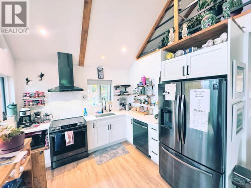 6656 North Shore Horse Lake Road, Horse Lake, BC - Indoor Photo Showing Kitchen