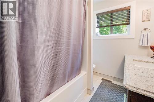 6010 Harrop-Procter Road, Nelson, BC - Indoor Photo Showing Bathroom