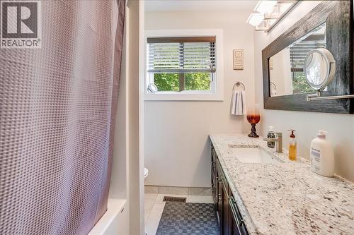 6010 Harrop-Procter Road, Nelson, BC - Indoor Photo Showing Bathroom