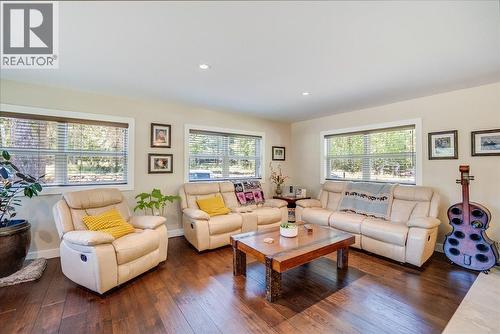 6010 Harrop-Procter Road, Nelson, BC - Indoor Photo Showing Living Room