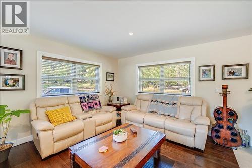 6010 Harrop-Procter Road, Nelson, BC - Indoor Photo Showing Living Room