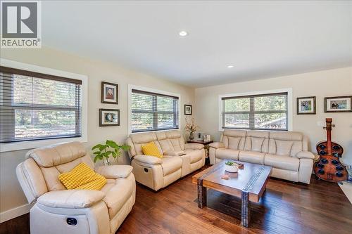 6010 Harrop-Procter Road, Nelson, BC - Indoor Photo Showing Living Room