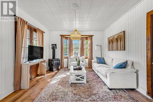 317 Beachview Avenue, Fort Erie (Crescent Park), ON - Indoor Photo Showing Living Room