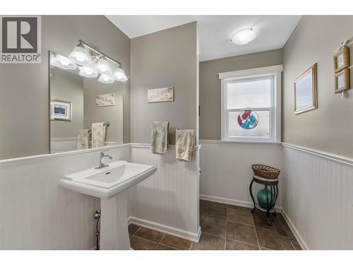 519 5Th Street, Vernon, BC - Indoor Photo Showing Bathroom