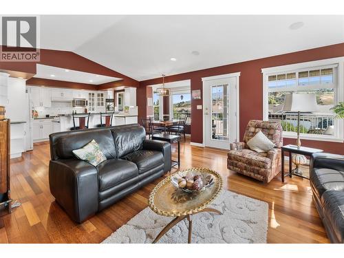 519 5Th Street, Vernon, BC - Indoor Photo Showing Living Room