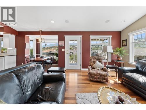 519 5Th Street, Vernon, BC - Indoor Photo Showing Living Room