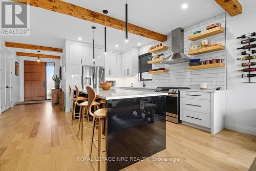 1007 Clare Avenue, Pelham (Fonthill), ON - Indoor Photo Showing Kitchen With Upgraded Kitchen
