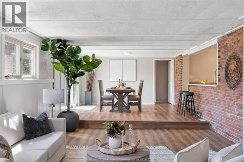 98 Jasperson, Kingsville, ON - Indoor Photo Showing Living Room