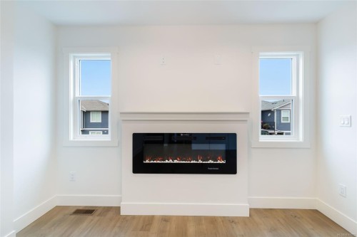 6268 Old Mill Rd, Duncan, BC - Indoor Photo Showing Living Room With Fireplace