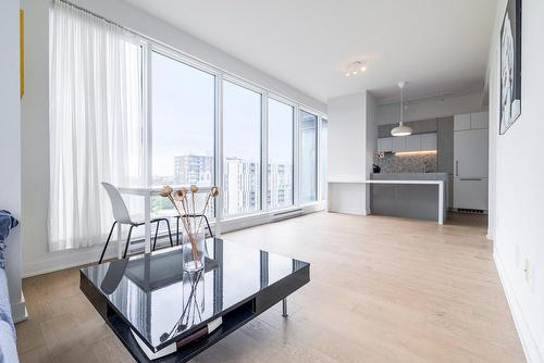 Salon - 902-1188 Rue St-Antoine O., Montréal (Ville-Marie), QC - Indoor