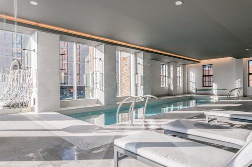 Piscine - 902-1188 Rue St-Antoine O., Montréal (Ville-Marie), QC - Indoor Photo Showing Other Room With In Ground Pool