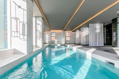 Piscine - 902-1188 Rue St-Antoine O., Montréal (Ville-Marie), QC - Indoor Photo Showing Other Room With In Ground Pool