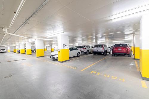Garage - 902-1188 Rue St-Antoine O., Montréal (Ville-Marie), QC - Indoor Photo Showing Garage