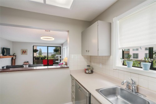 201-309 Morison Ave, Parksville, BC - Indoor Photo Showing Kitchen