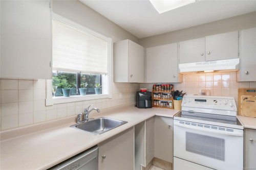 201-309 Morison Ave, Parksville, BC - Indoor Photo Showing Kitchen