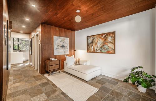 Boudoir - 66 Av. Mcnider, Montréal (Outremont), QC - Indoor