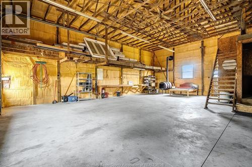 10350 Richardson Sideroad, Tilbury West, ON - Indoor Photo Showing Garage