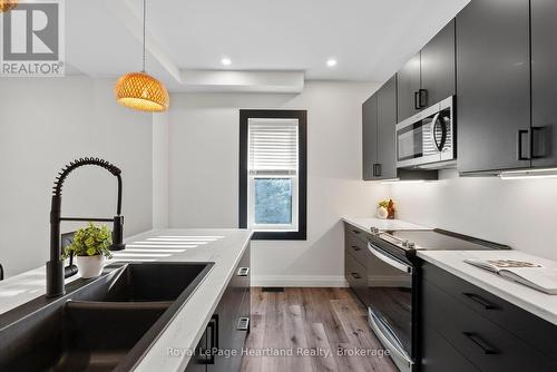 15 Queen Street E, Minto, ON - Indoor Photo Showing Kitchen With Double Sink With Upgraded Kitchen