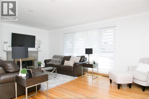 389 Grace, Tecumseh, ON - Indoor Photo Showing Living Room