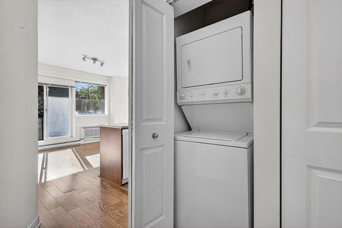 Salle de lavage - 202-551 Rue De La Montagne, Montréal (Ville-Marie), QC - Indoor Photo Showing Laundry Room