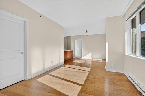 Salon - 202-551 Rue De La Montagne, Montréal (Ville-Marie), QC - Indoor Photo Showing Other Room