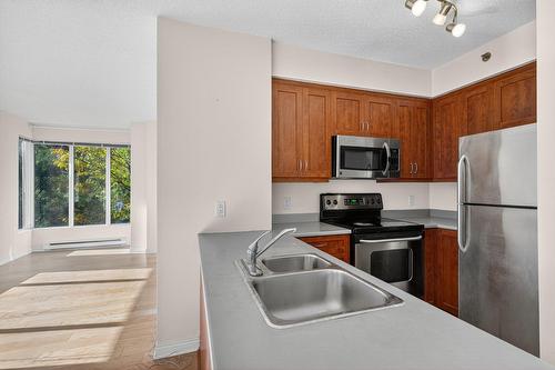 Cuisine - 202-551 Rue De La Montagne, Montréal (Ville-Marie), QC - Indoor Photo Showing Kitchen With Double Sink