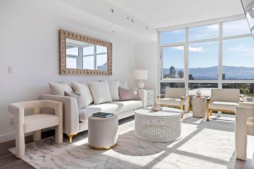 1106-1151 Sunset Drive, Kelowna, BC - Indoor Photo Showing Living Room