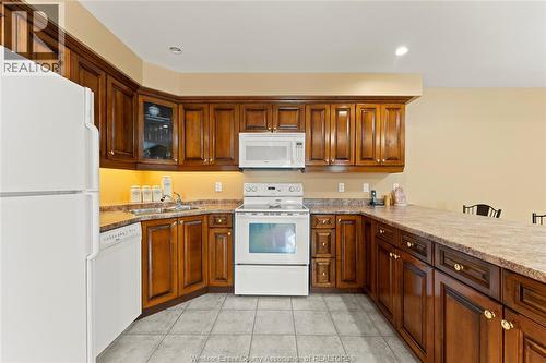 11255 Timber Bay Crescent, Windsor, ON - Indoor Photo Showing Kitchen