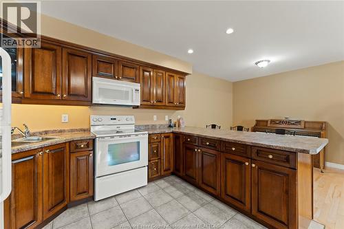 11255 Timber Bay Crescent, Windsor, ON - Indoor Photo Showing Kitchen