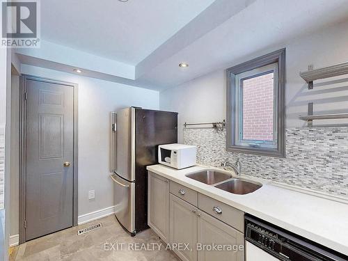 5552 Cortina Crescent, Mississauga, ON - Indoor Photo Showing Kitchen With Double Sink