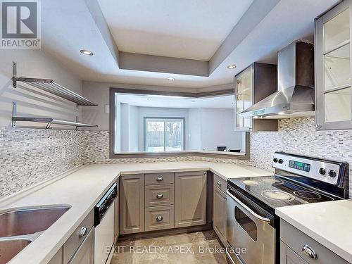 5552 Cortina Crescent, Mississauga, ON - Indoor Photo Showing Kitchen With Double Sink With Upgraded Kitchen
