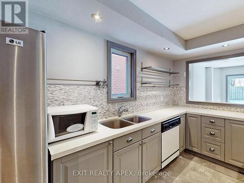 5552 Cortina Crescent, Mississauga, ON - Indoor Photo Showing Kitchen With Double Sink
