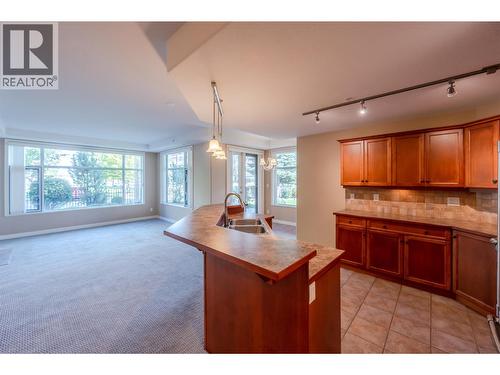 100 Lakeshore Drive W Unit# 115, Penticton, BC - Indoor Photo Showing Kitchen With Double Sink