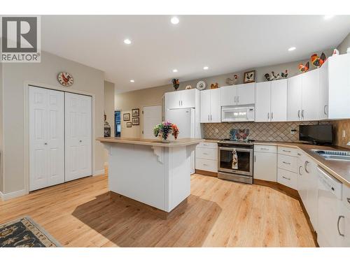 6676 Oxbow Crescent, Oliver, BC - Indoor Photo Showing Kitchen