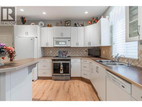 6676 Oxbow Crescent, Oliver, BC - Indoor Photo Showing Kitchen With Double Sink
