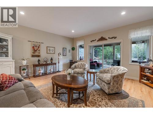 6676 Oxbow Crescent, Oliver, BC - Indoor Photo Showing Living Room