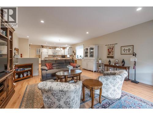 6676 Oxbow Crescent, Oliver, BC - Indoor Photo Showing Living Room