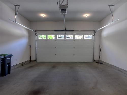 118-1675 Penticton Avenue, Penticton, BC - Indoor Photo Showing Garage