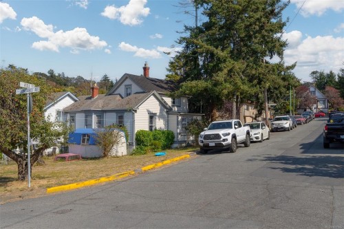 656 Admirals Rd, Esquimalt, BC - Outdoor